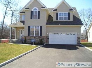 16 Joshua Ct, Wading River, NY 11792
