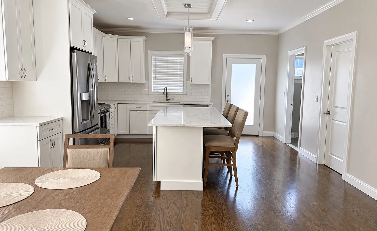 3 bed, 2.5 bath, 2550 sqft, $4,100 — Photo 2