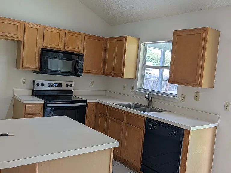 101 Leon Ave — Photo 13