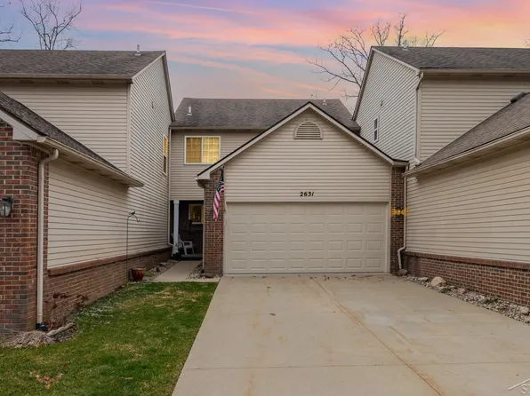 2631 S Moonglow Ct, Hartland, MI 48353