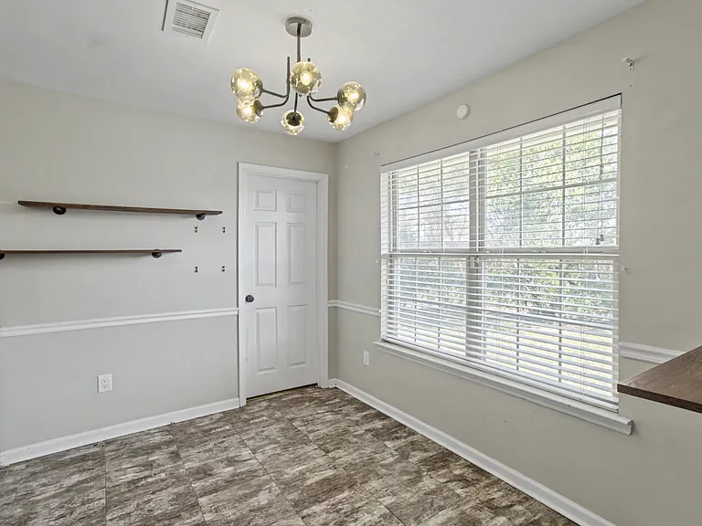404 Clairemore Cir — Photo 10