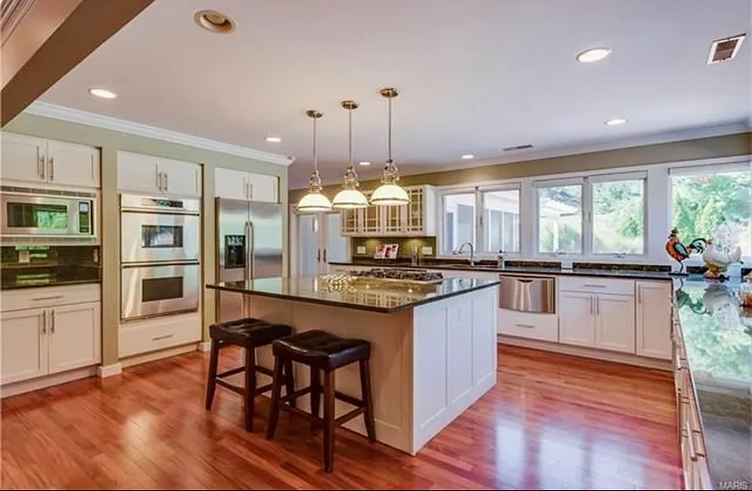 4 bed, 4234 sqft, $6,500 — Photo 3