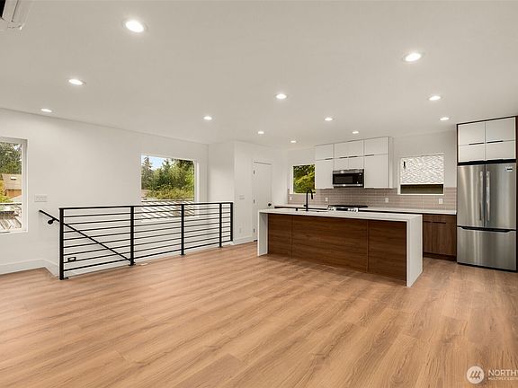 4th image of 9215 B 12th Avenue NE