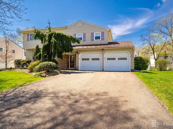 50 Oakey Dr, Kendall Park, NJ 08824
