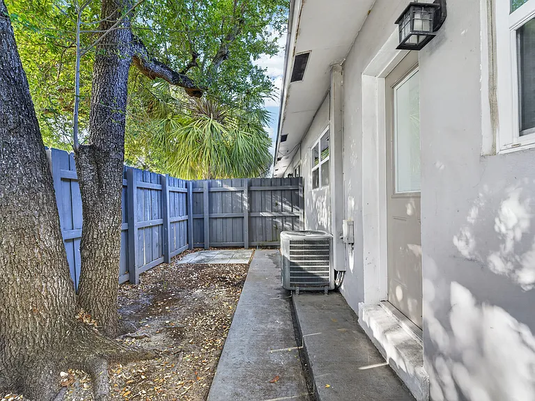 732 SE 15th St #1 — Photo 46