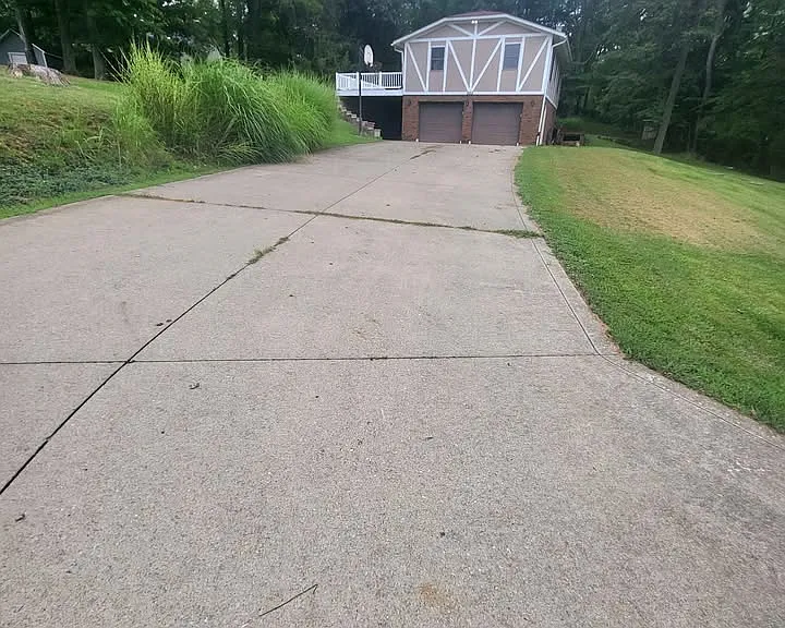 825 Jonathan Ln — Photo 3