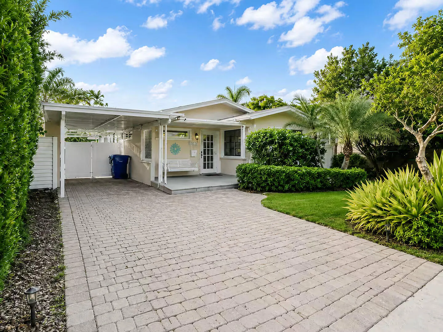 2 bed, 2.0 bath, 1287 sqft, $5,999 — Photo 2