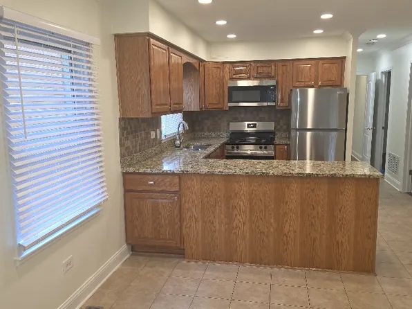 826 E Capri Dr APT 1, Palatine, IL 60074