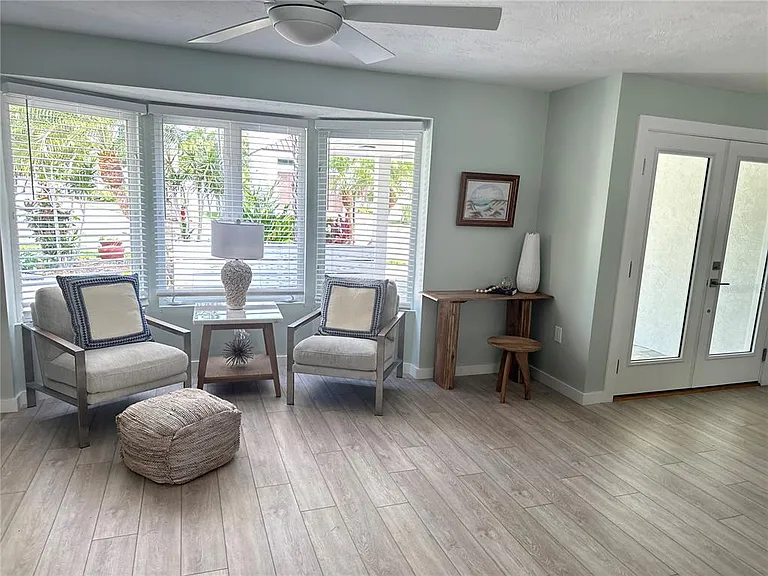 1723 Stanford Ln — Photo 8