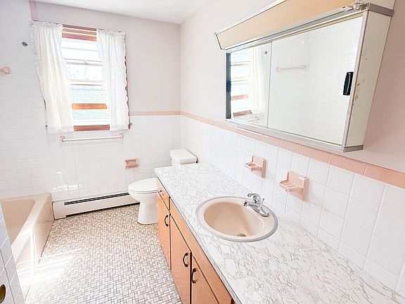 3rd image of 541 Burritt St #2