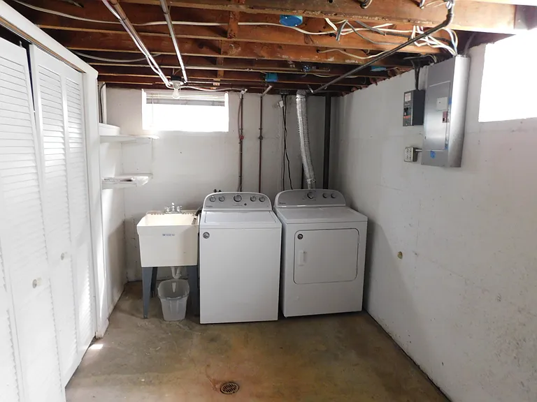 1524 Emmons Ave — Photo 14
