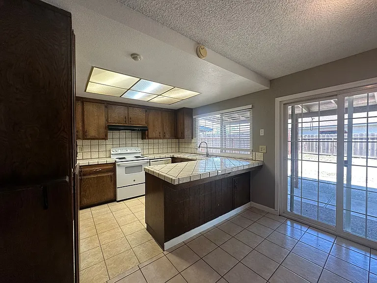 1175 E Edison St — Photo 7