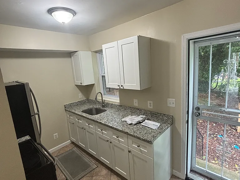 611 W Lafayette Ave — Photo 5
