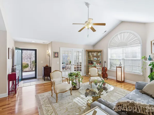 36 Craggy Vista Dr, Swannanoa, NC 28778