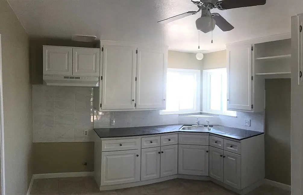 Building Photo - 273 E 18th St #277