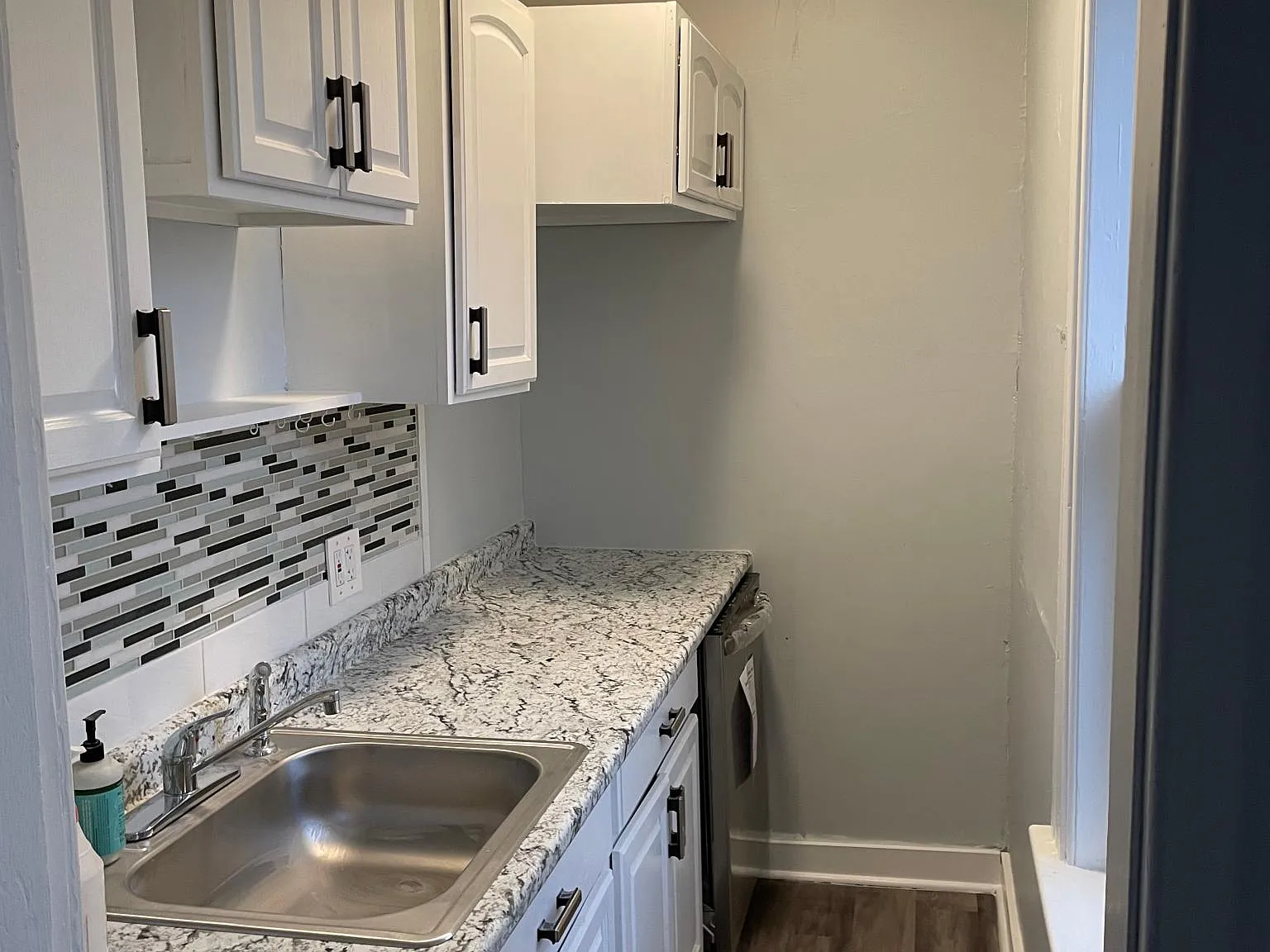 3 bed, 1100 sqft, $2,400 — Photo 4