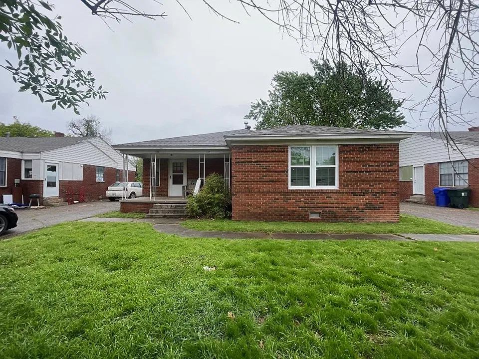 1127 E Arkansas St