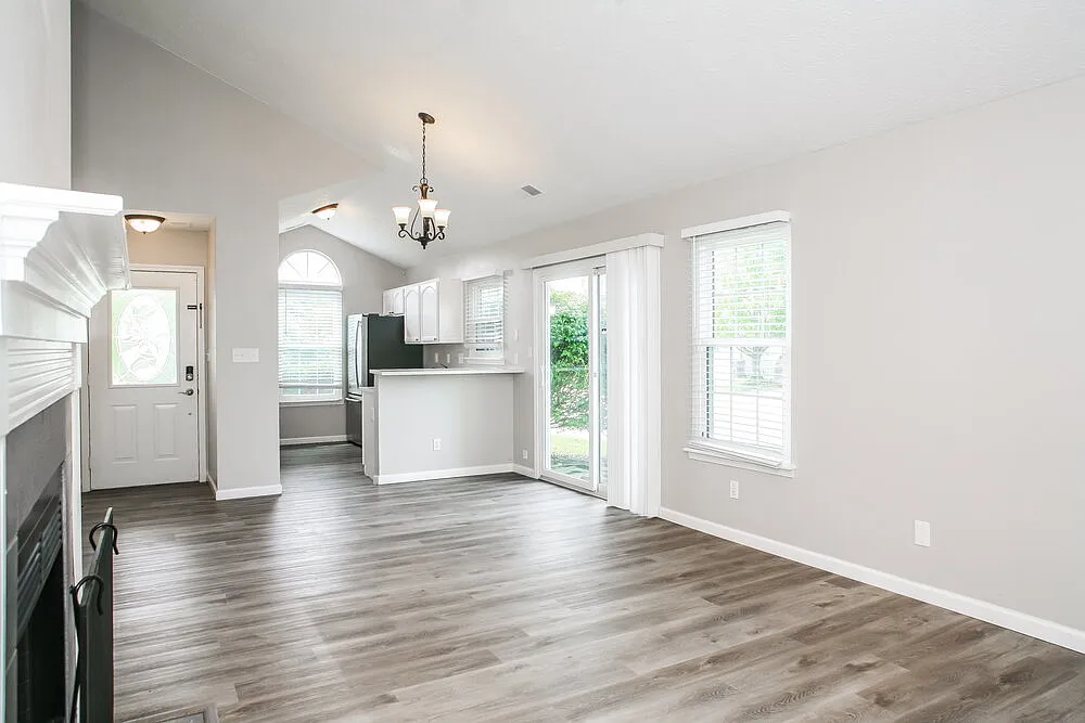 3 bed, 2.0 bath, 1240 sqft, $1,860 — Photo 4
