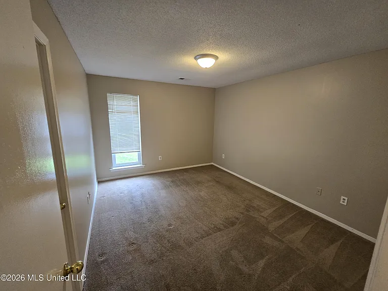 3560 Lakehurst Dr — Photo 5