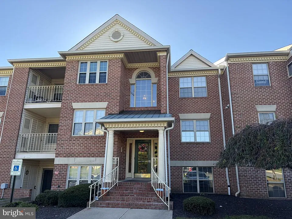 1712 Landmark Dr #1712