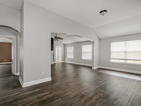 1001 Benjamin Dr, Burleson, TX 76028