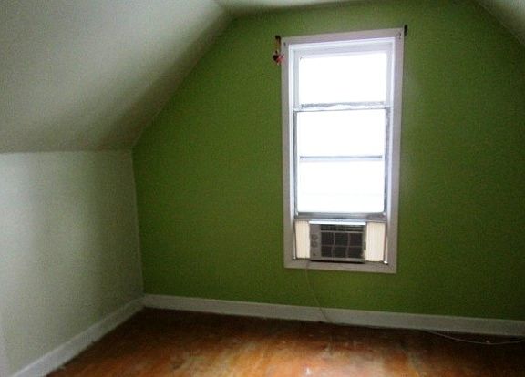 3rd image of 2620 Buchanan St NE
