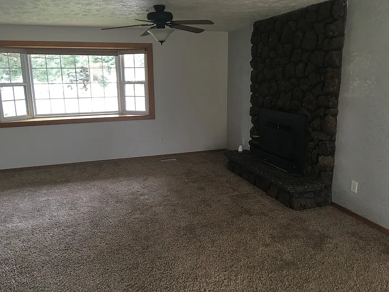 606 W Elwood Ct — Photo 2