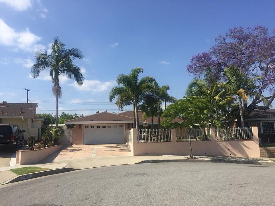 Front picture from cul de sac