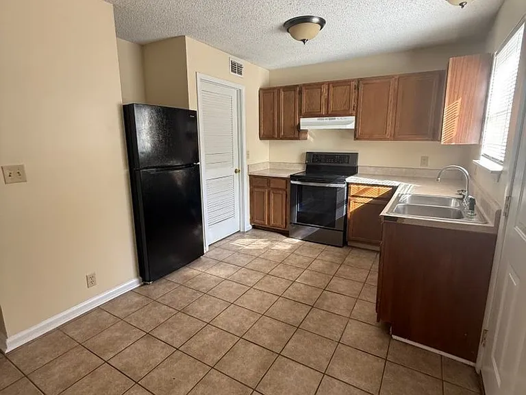 615 Castlegate Dr — Photo 5