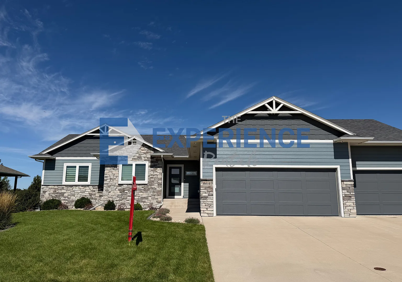 Spacious 5-Bedroom Home with Private Theater & Wet Bar! — Photo 4
