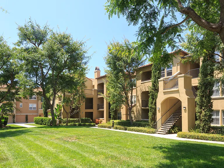 Serrano Apartment Homes — Photo 6