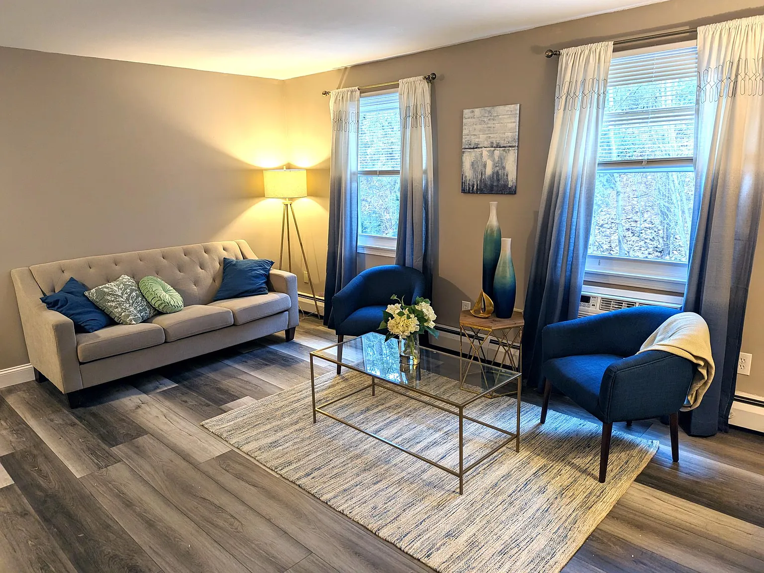 Colonial Townhouse Apartments — Photo 1
