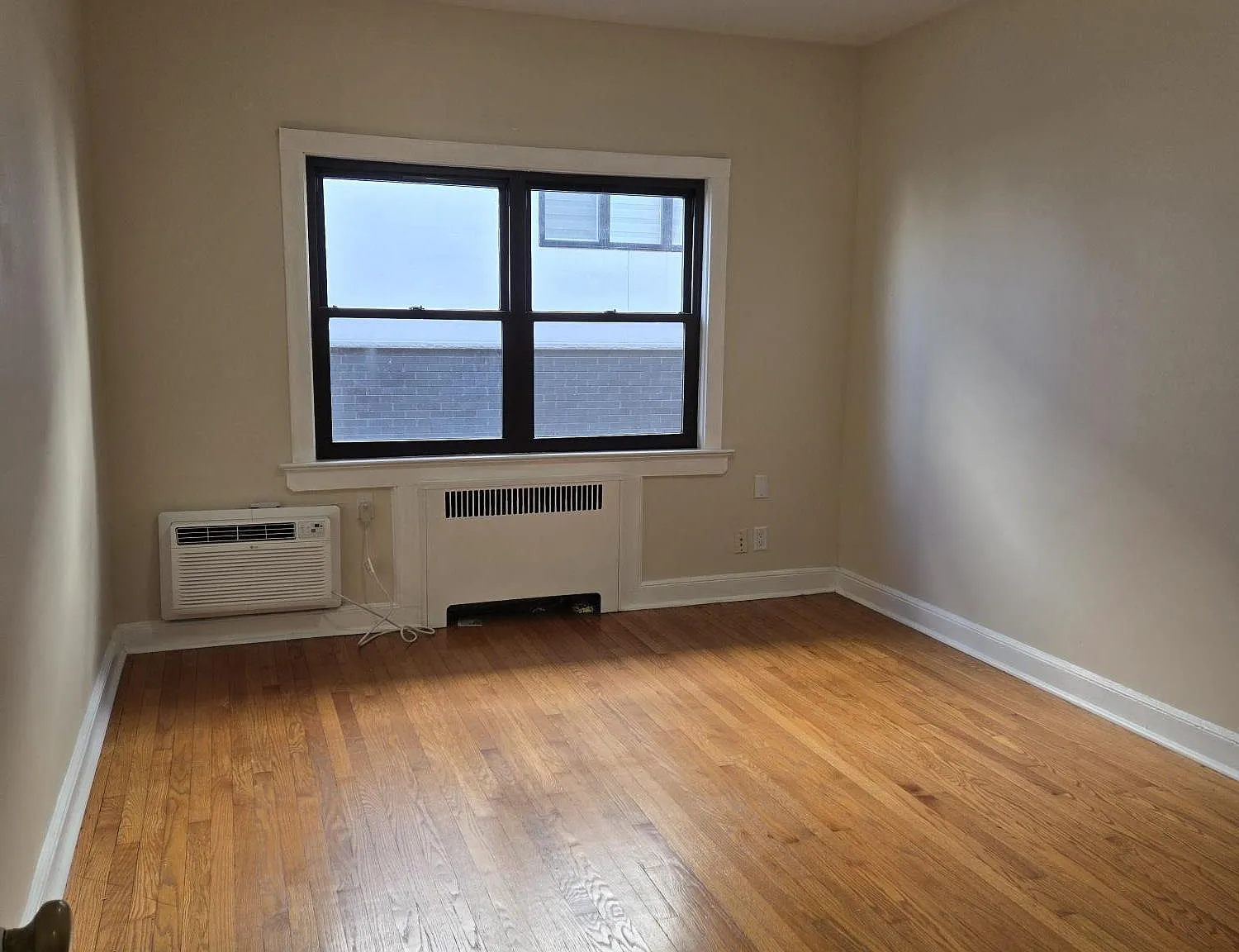 2 bed, 1.0 bath, 900 sqft, $2,300 — Photo 3
