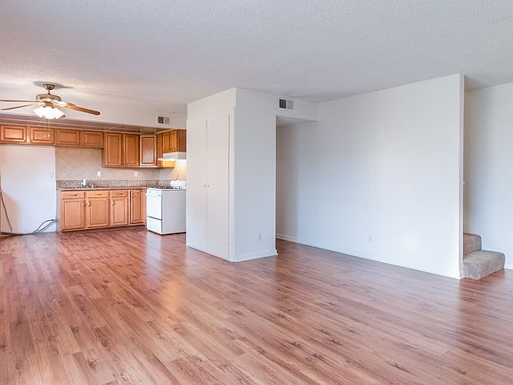 3rd image of 861 Irving Dr