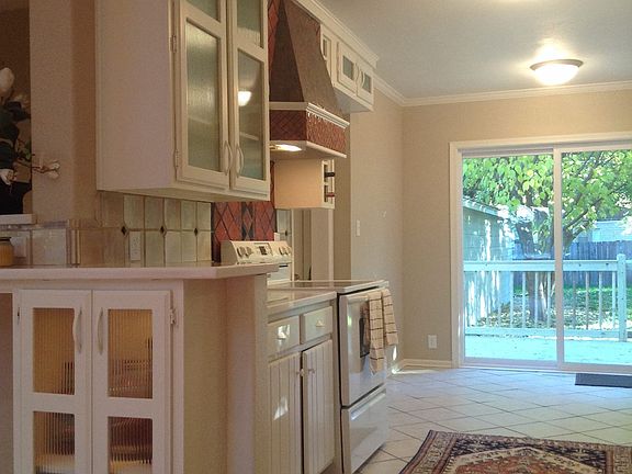 Lots of custom features in Kitchen