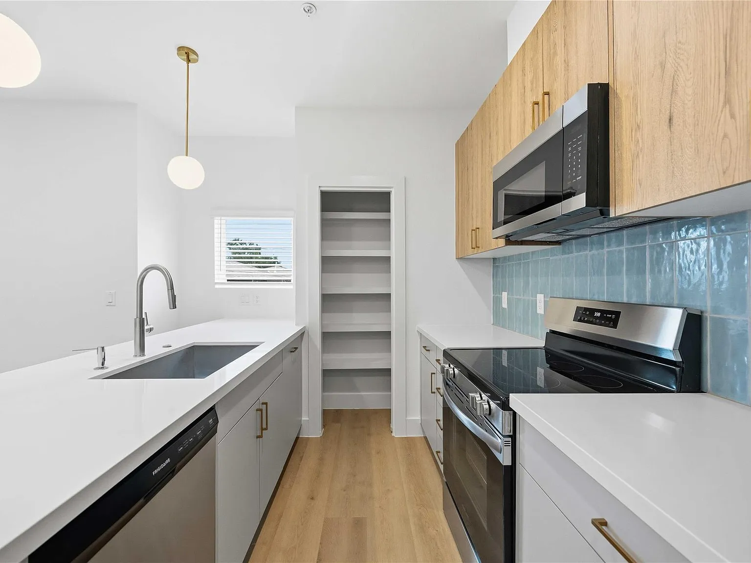 1 bed, 1.0 bath, 900 sqft, $1,350 — Photo 2