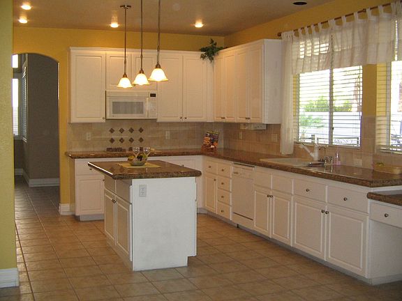 Well appointed Bright Kitchen