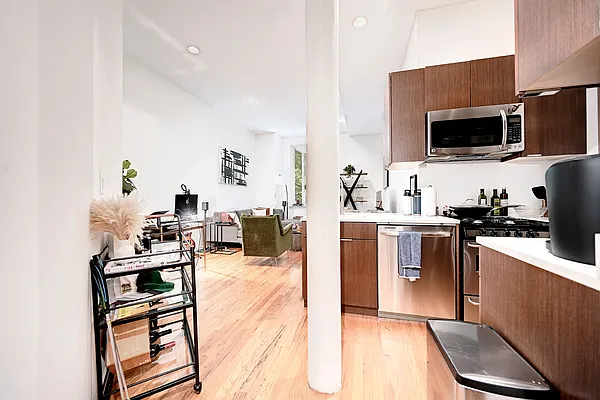 Rented by Urbane Brokerage | media 8