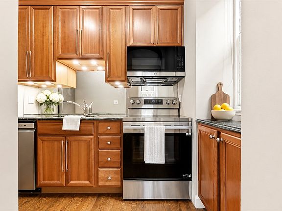 3rd image of 135 Marlborough St APT 6