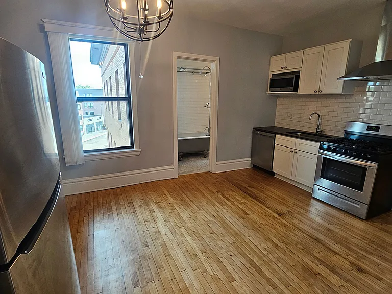 West Franklin Avenue Apartments — Photo 16