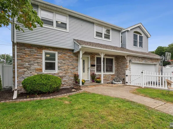 2 Milton Pl, Wanaque, NJ 07465