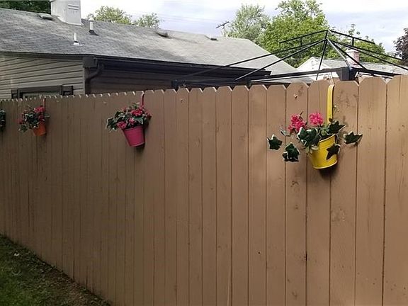 Side Veiw Fenced Courtyard