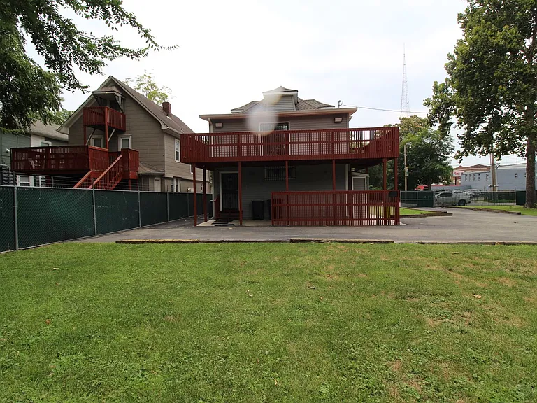 3215 Charlotte St — Photo 7
