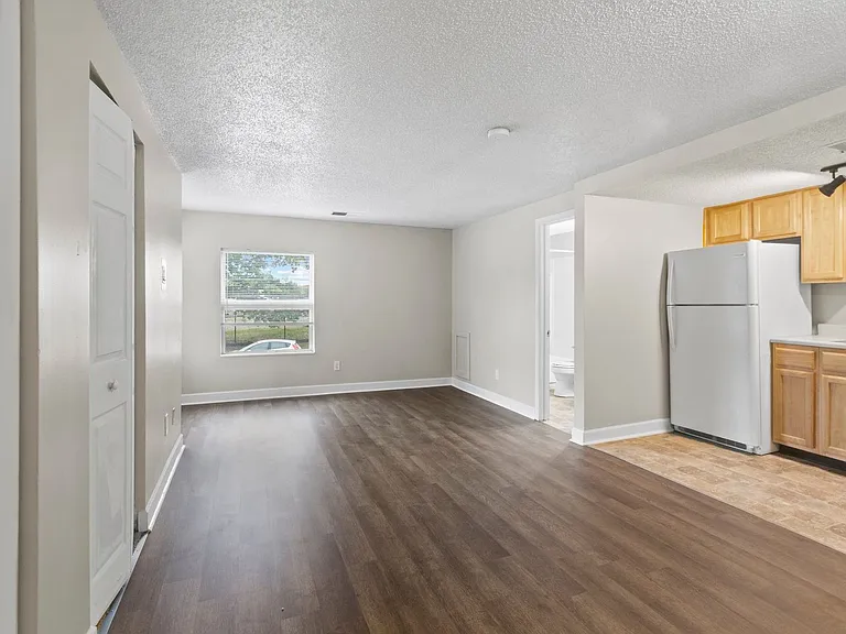 Balsam Avenue Apartments - The Courts — Photo 6