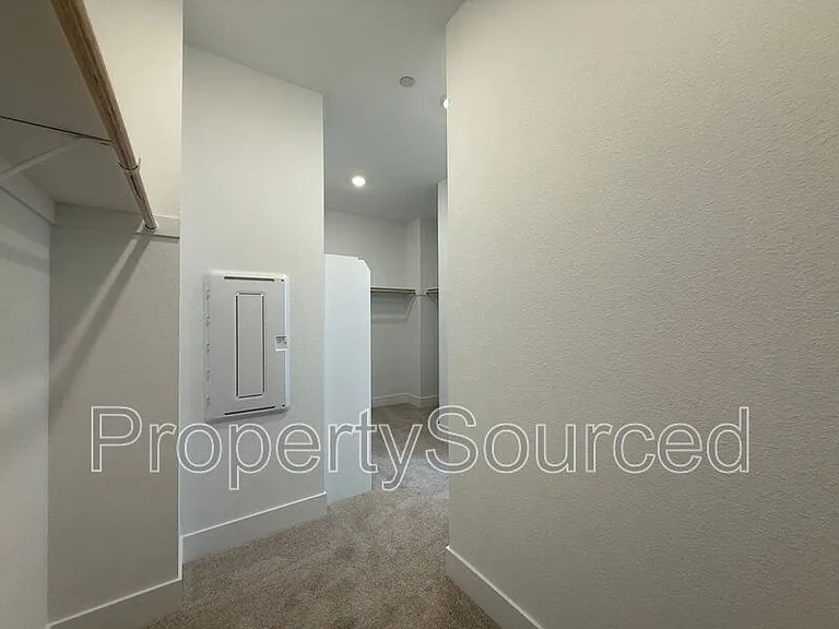 1336 N Martorella Ave — Photo 43