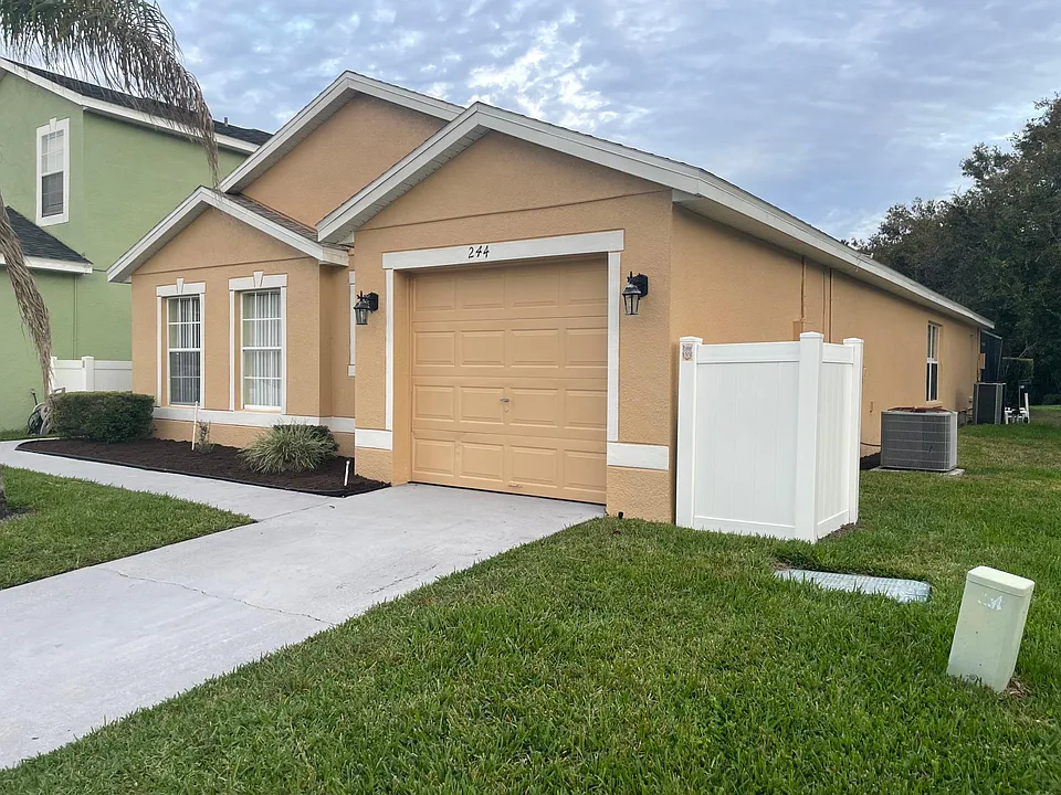 244 Hammock Ct