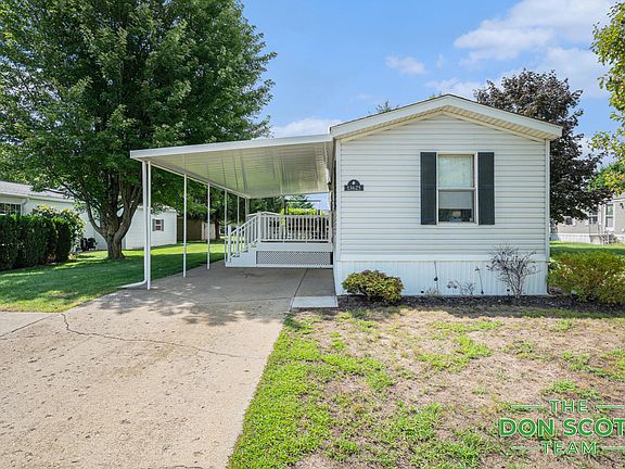3rd image of 13625 Larkspur Ln NE