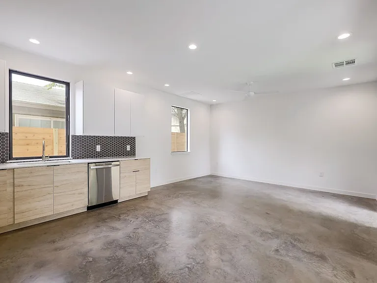 2104 Columbia Cv #B — Photo 9
