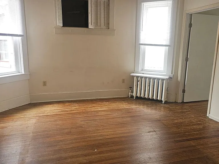 333 W 6th St — Photo 3
