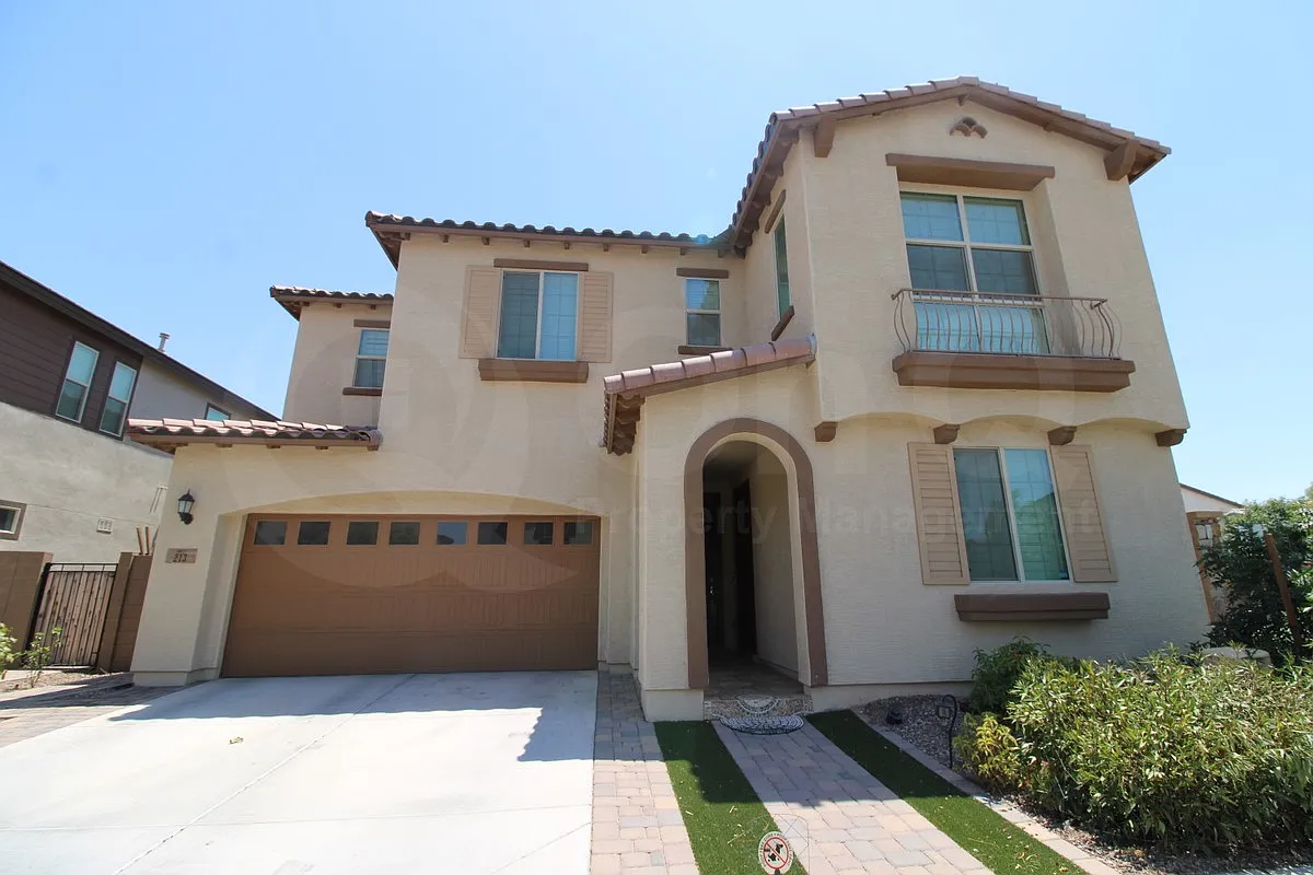 5 bed, 4.5 bath, 3252 sqft, $3,399 — Photo 2